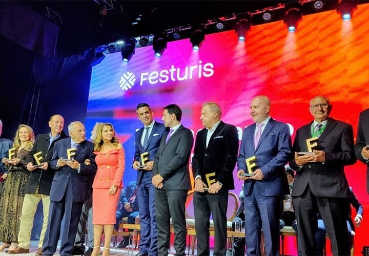 Evandro Novak recebe o Troféu Amigo do Festuris e celebra reconhecimento por sua trajetória no jornalismo de turismo